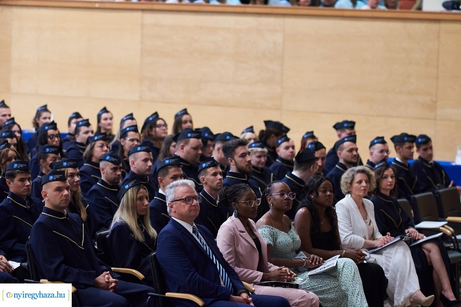 Ünnepélyes oklevélátadó az egyetemen 20240706