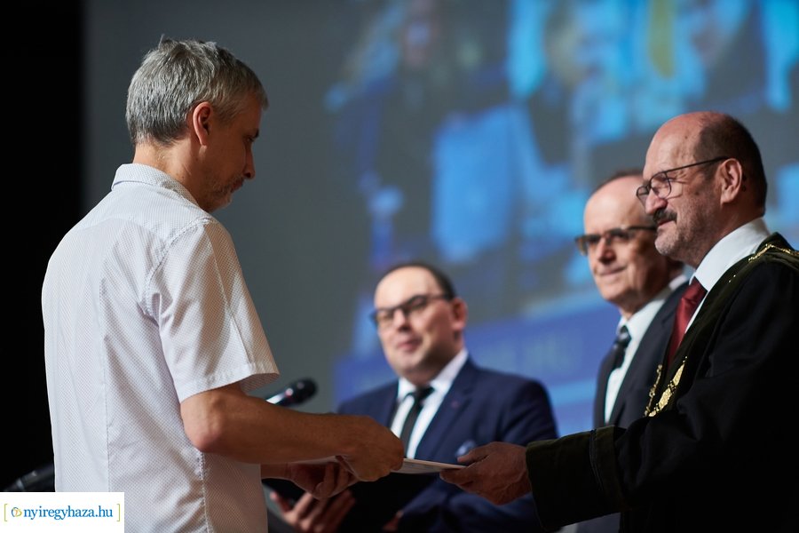 Ünnepélyes oklevélátadó az egyetemen 20240706