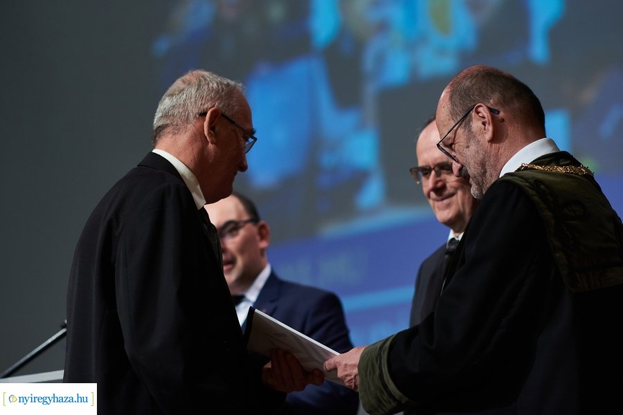 Ünnepélyes oklevélátadó az egyetemen 20240706