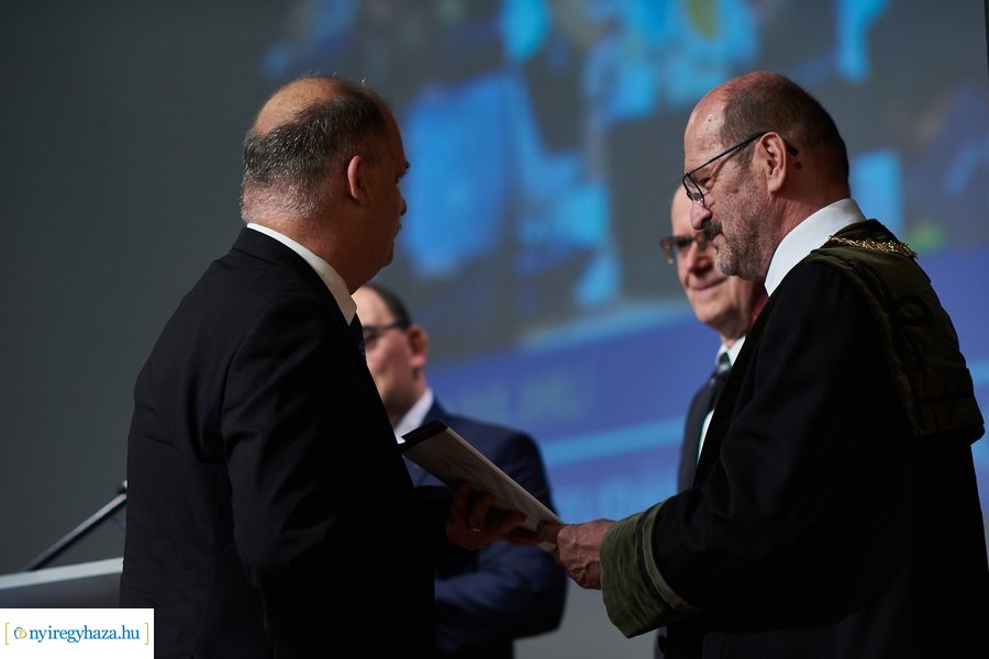 Ünnepélyes oklevélátadó az egyetemen 20240706