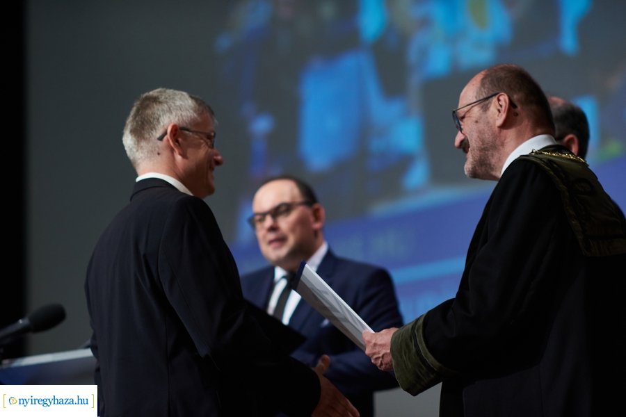 Ünnepélyes oklevélátadó az egyetemen 20240706