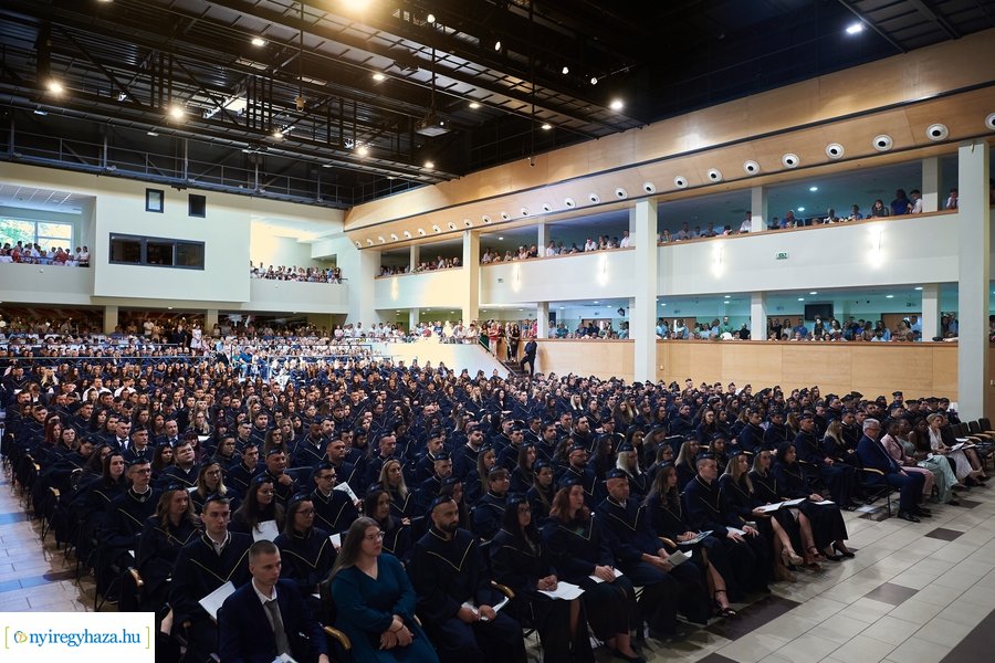 Ünnepélyes oklevélátadó az egyetemen 20240706