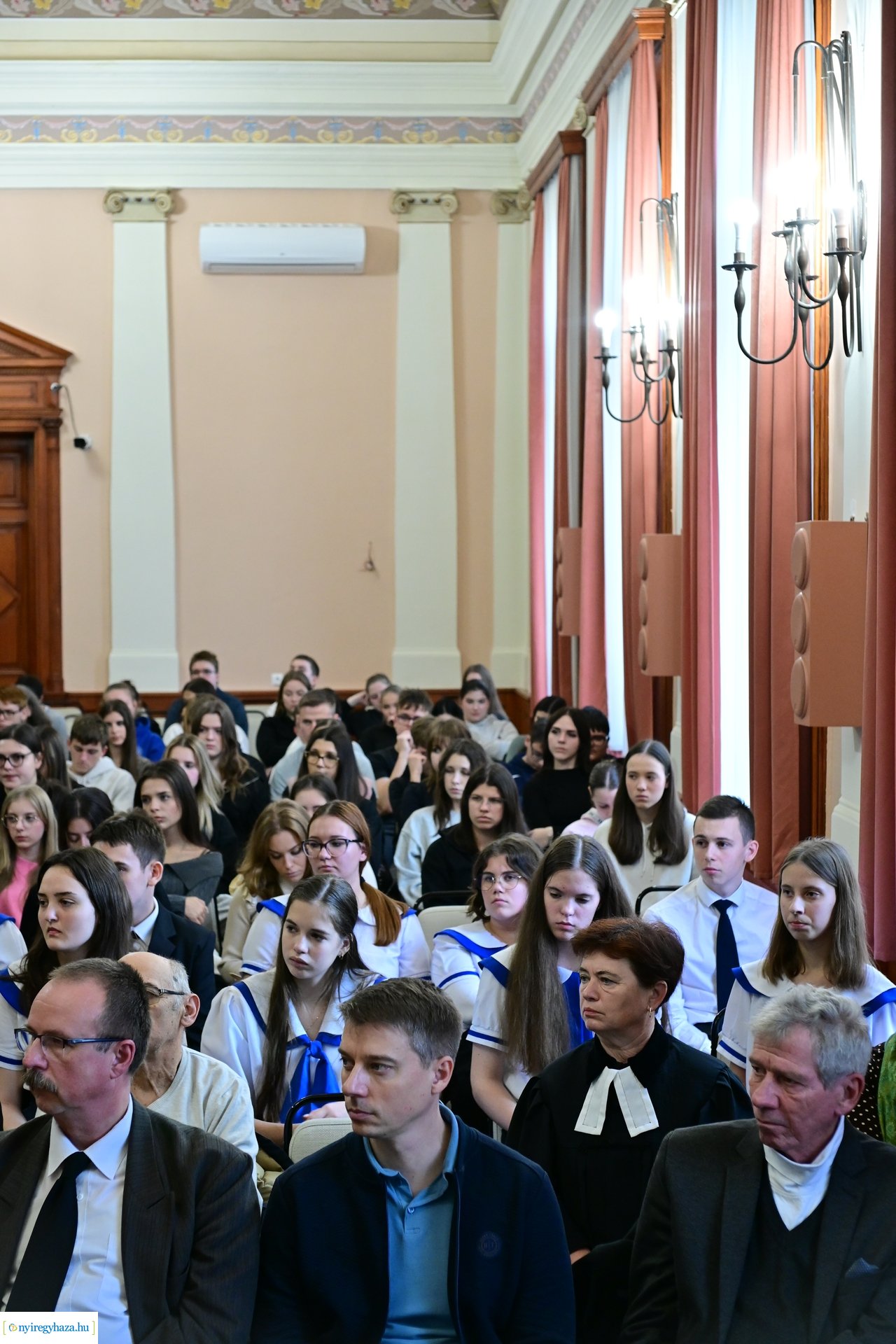 Üres padok - emlékezés a Kossuth gimiben 2024