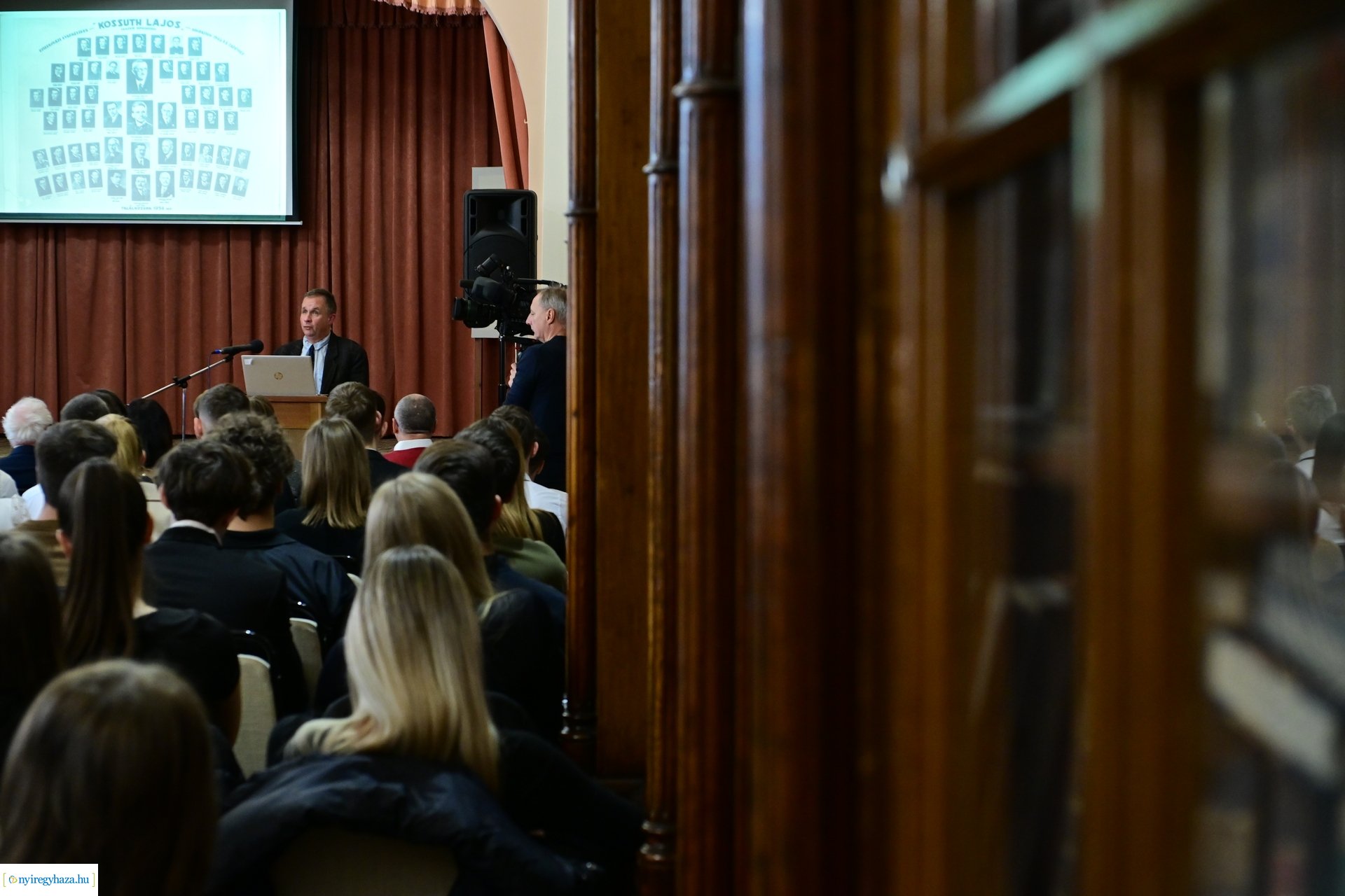 Üres padok - emlékezés a Kossuth gimiben 2024