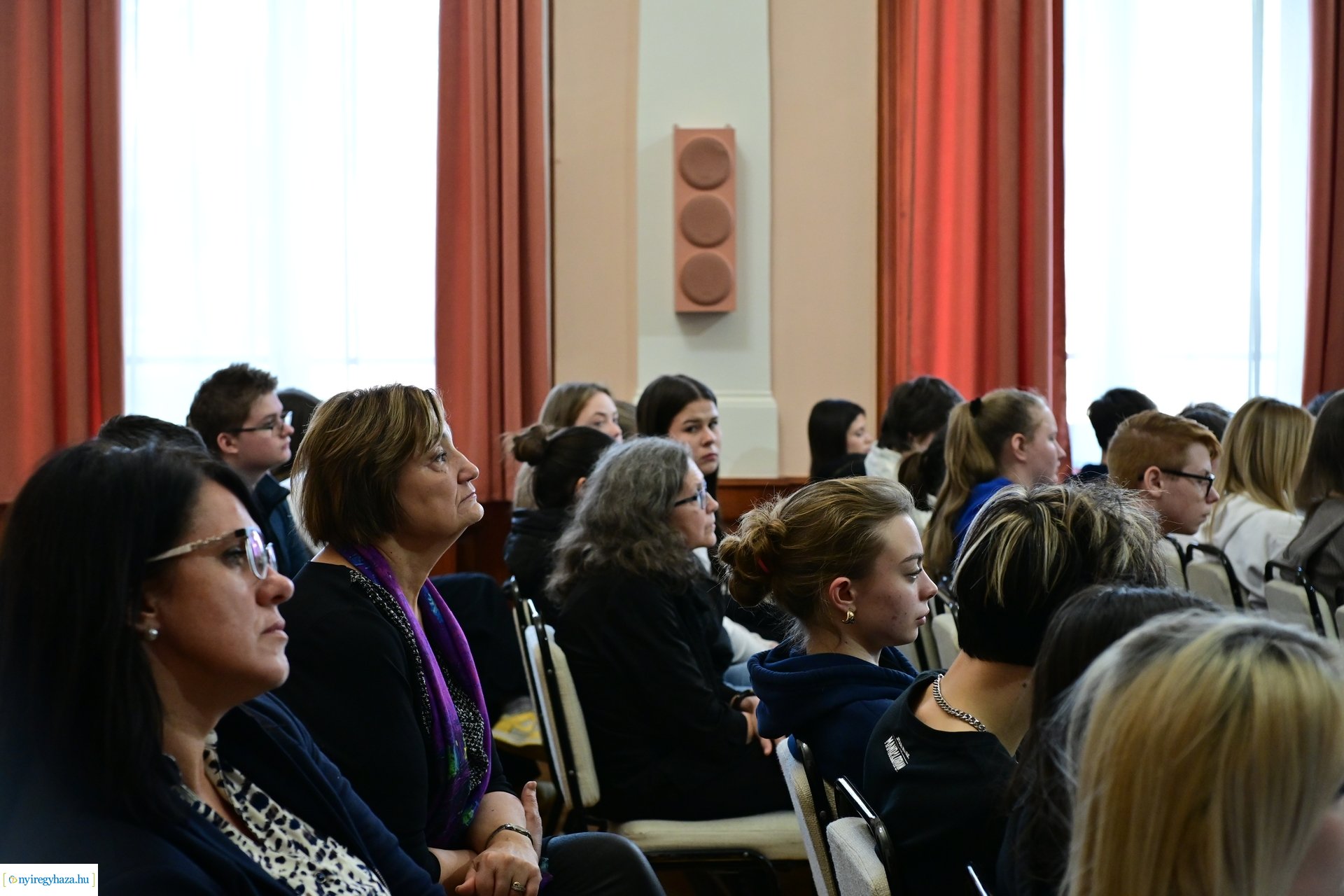 Üres padok - emlékezés a Kossuth gimiben 2024