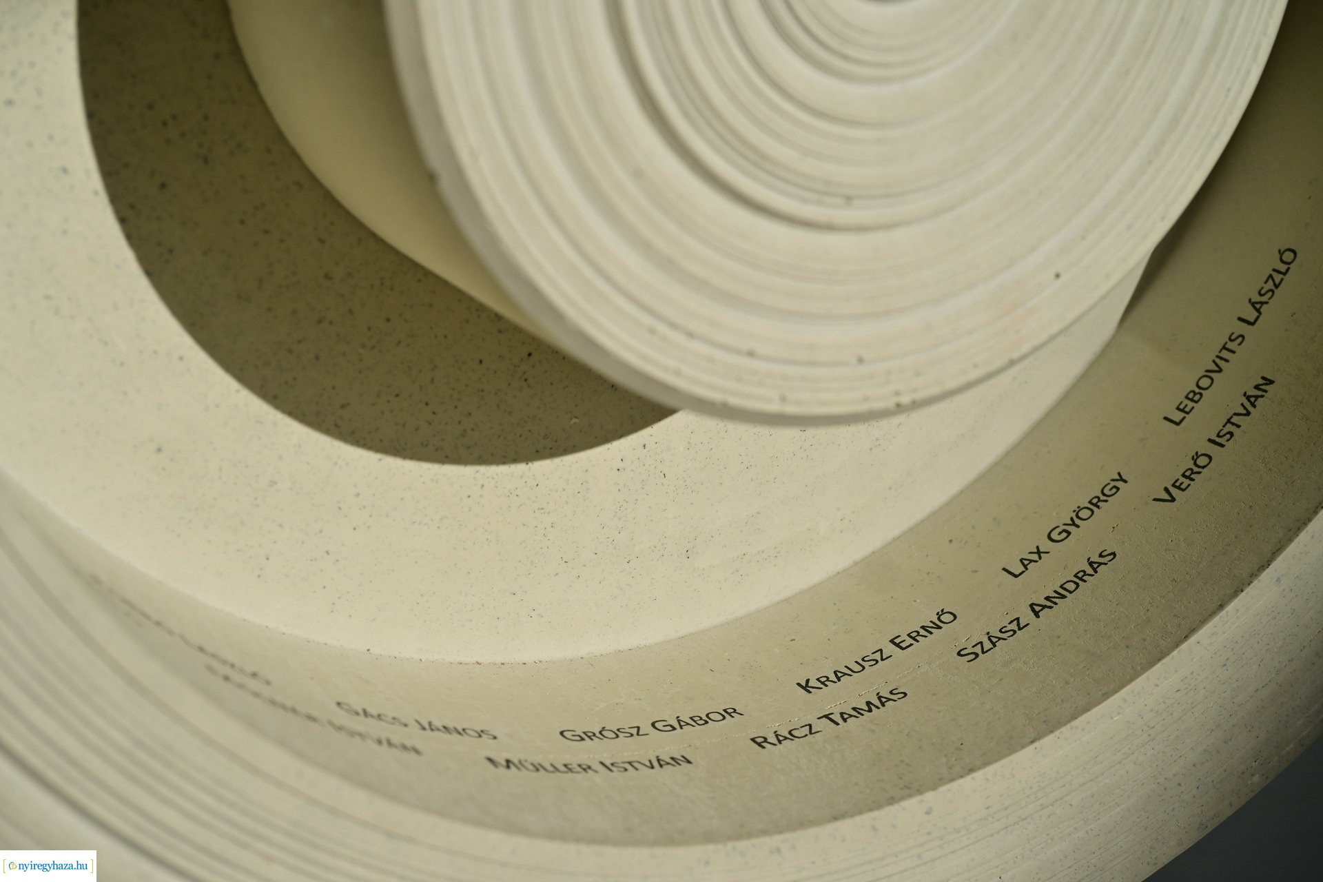 Üres padok - emlékezés a Kossuth gimiben 2024