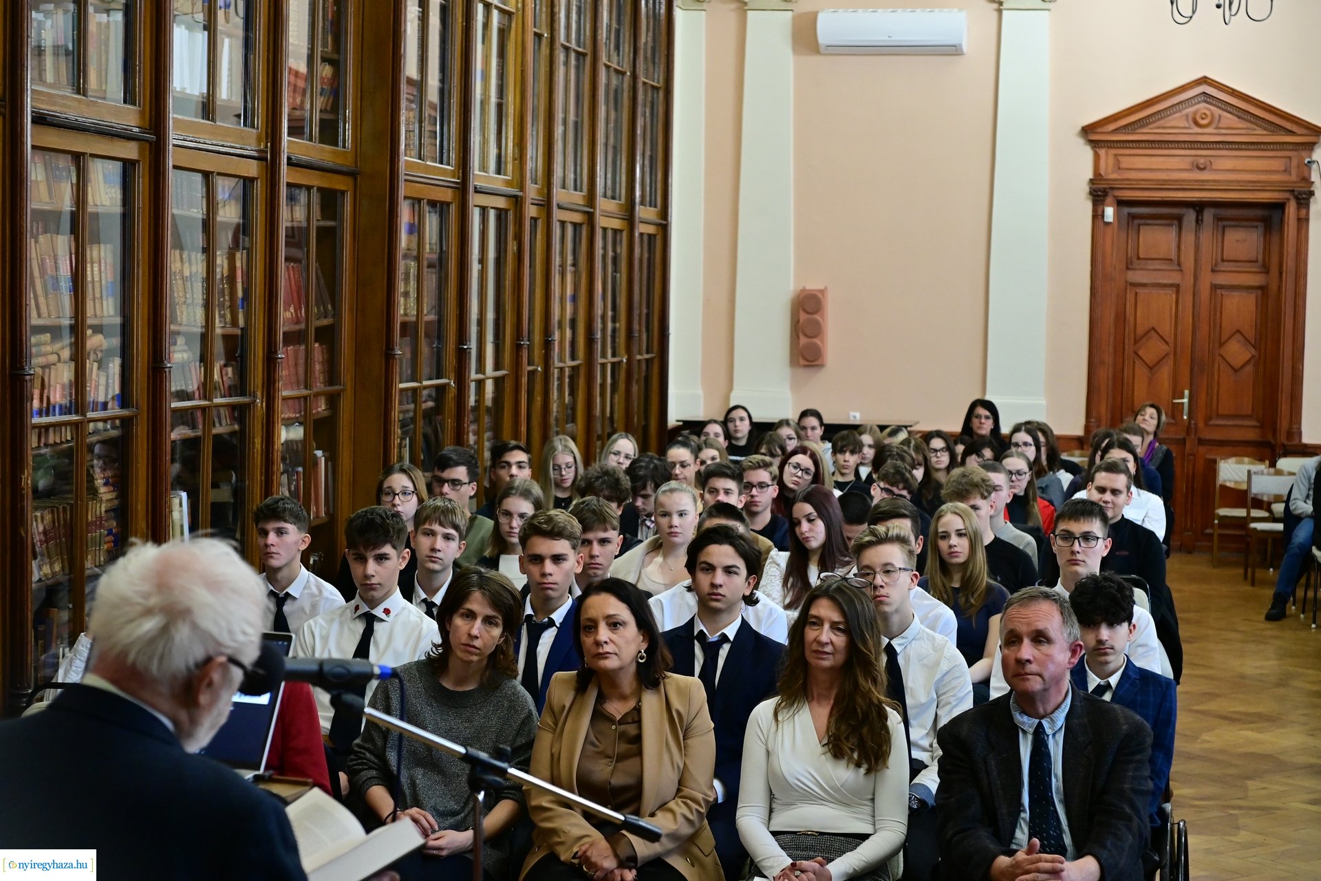 Üres padok - emlékezés a Kossuth gimiben 2024