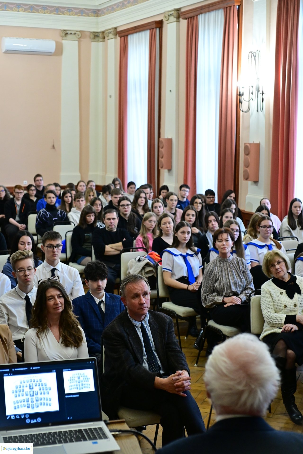 Üres padok - emlékezés a Kossuth gimiben 2024