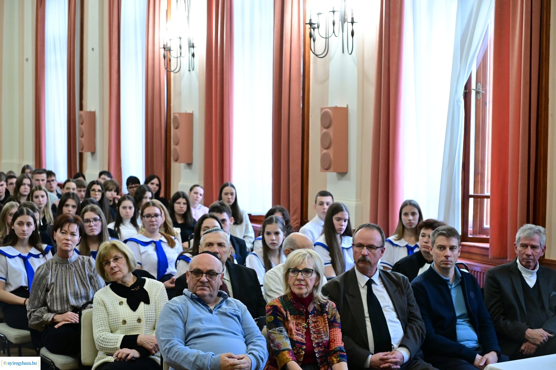 Üres padok - emlékezés a Kossuth gimiben 2024