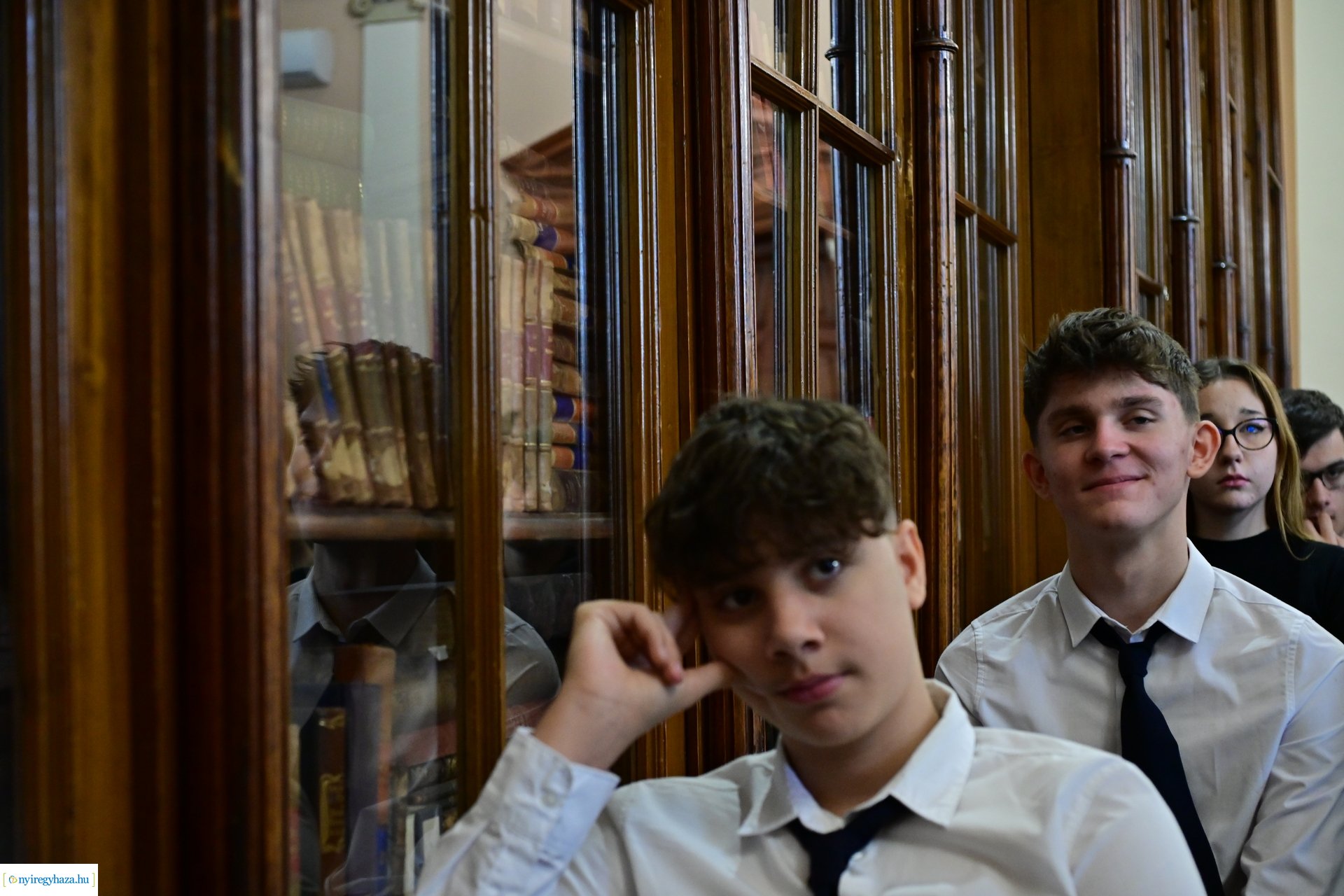 Üres padok - emlékezés a Kossuth gimiben 2024