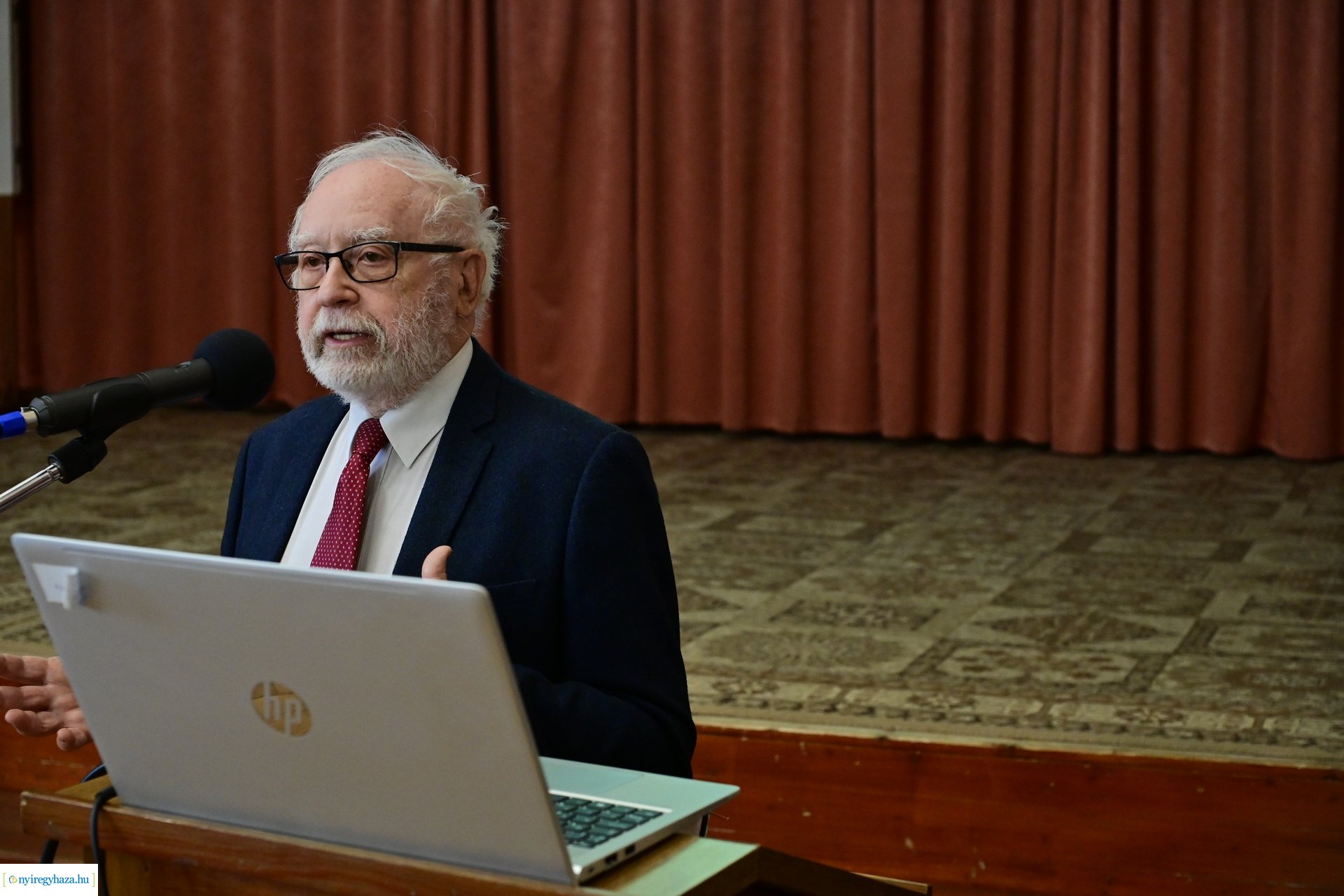 Üres padok - emlékezés a Kossuth gimiben 2024