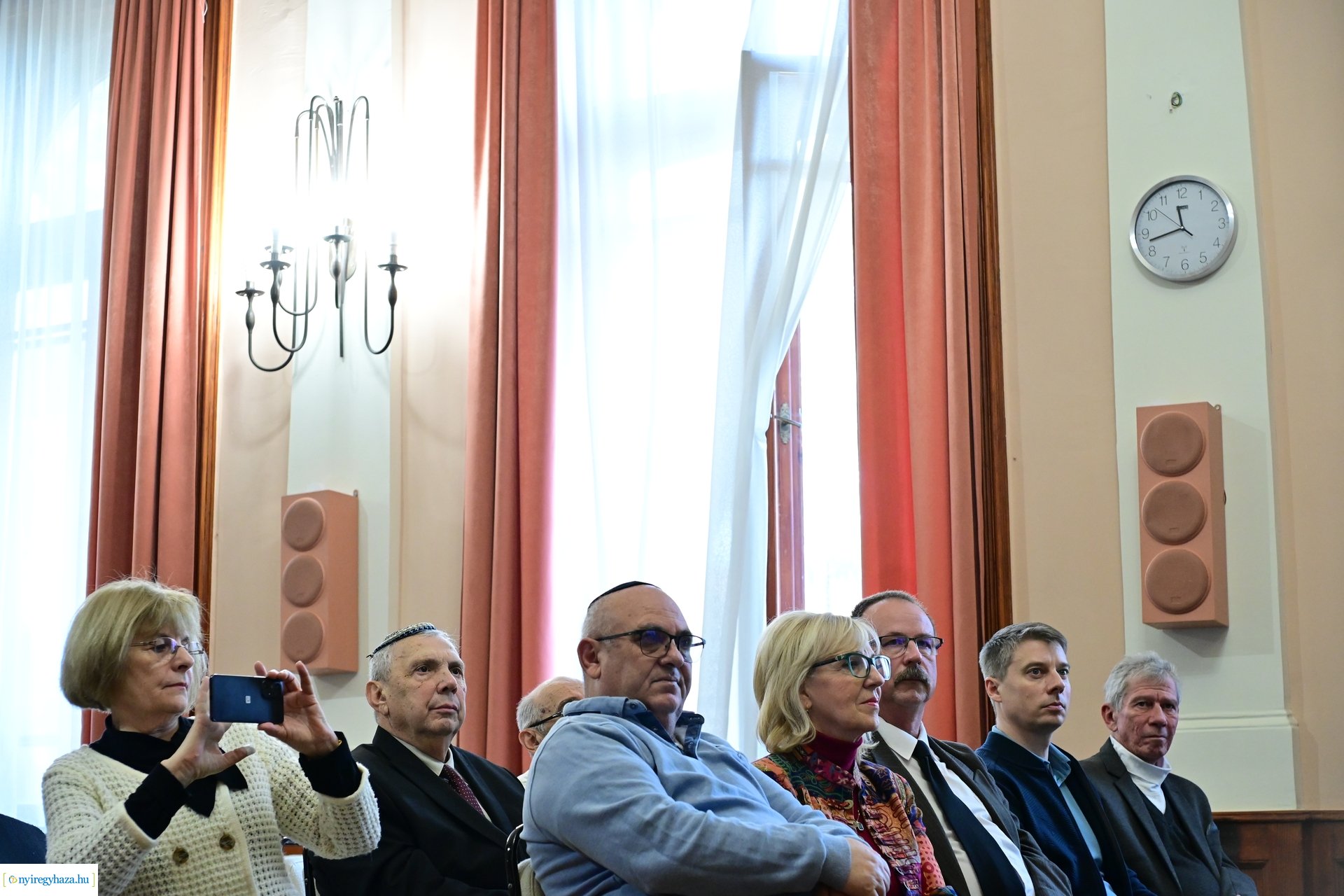 Üres padok - emlékezés a Kossuth gimiben 2024