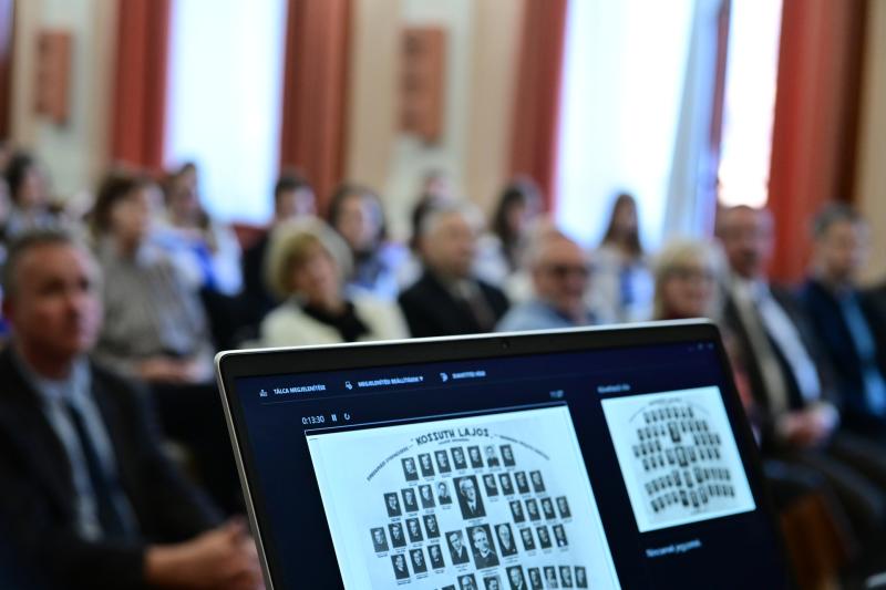 Üres padok - emlékezés a Kossuth gimiben 2024