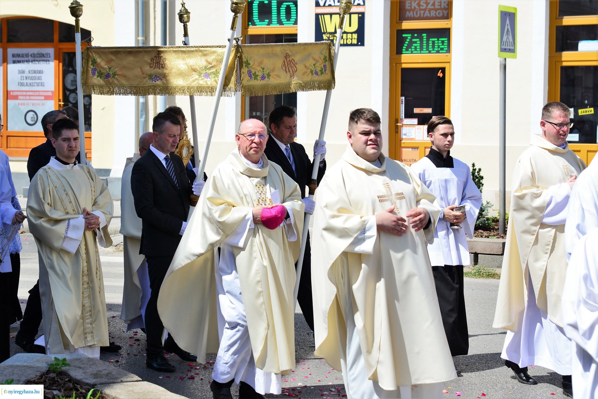 Úrnapi körmenet a Magyarok Nagyasszonya-társszékesegyházból