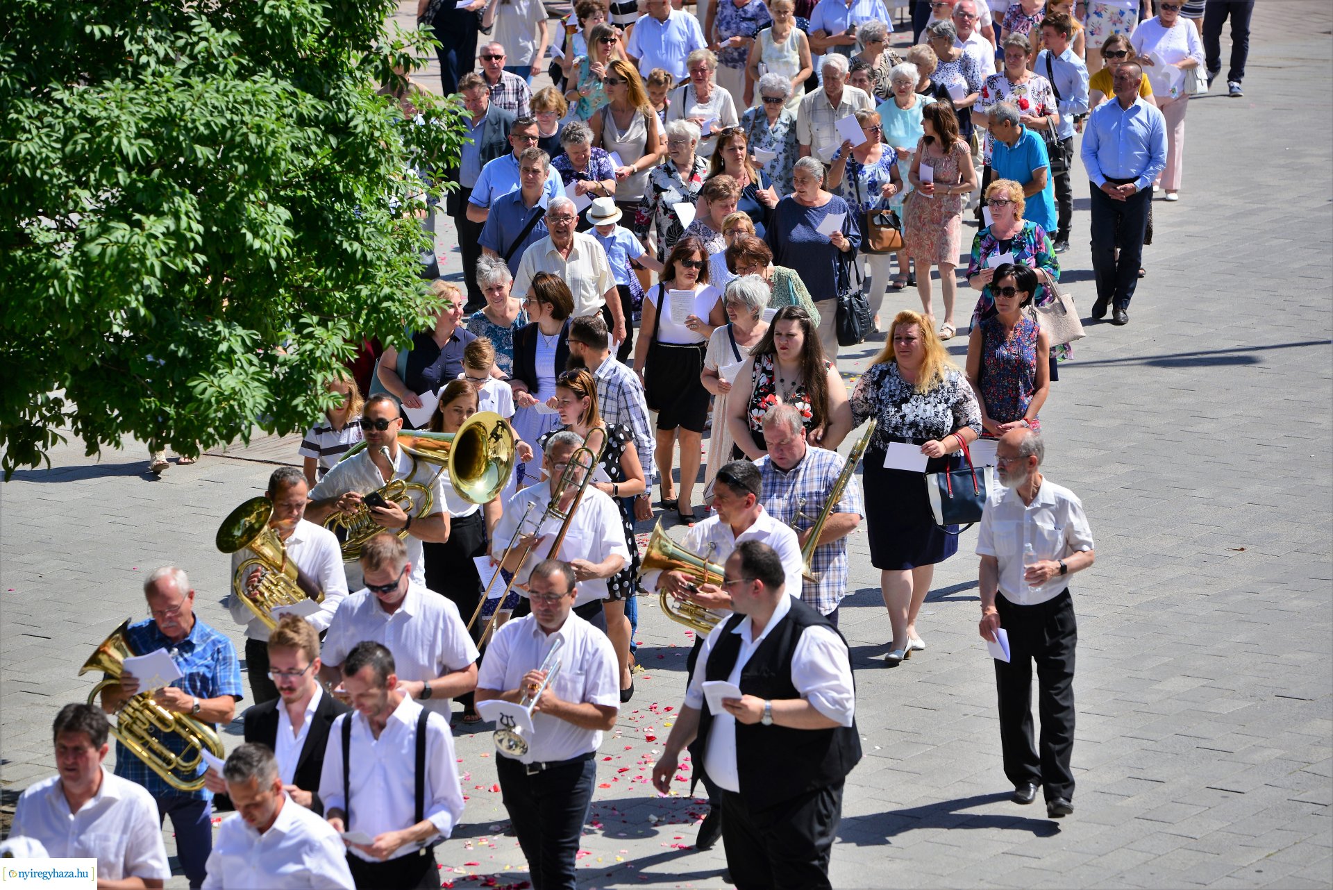 Úrnapi körmenet a Magyarok Nagyasszonya-társszékesegyházból