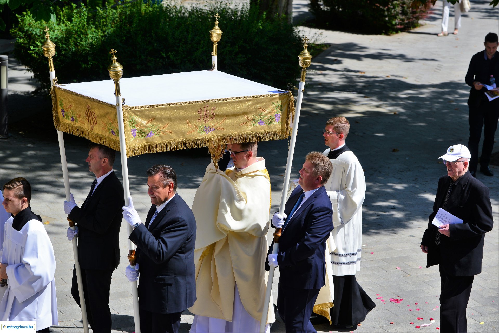 Úrnapi körmenet a Magyarok Nagyasszonya-társszékesegyházból