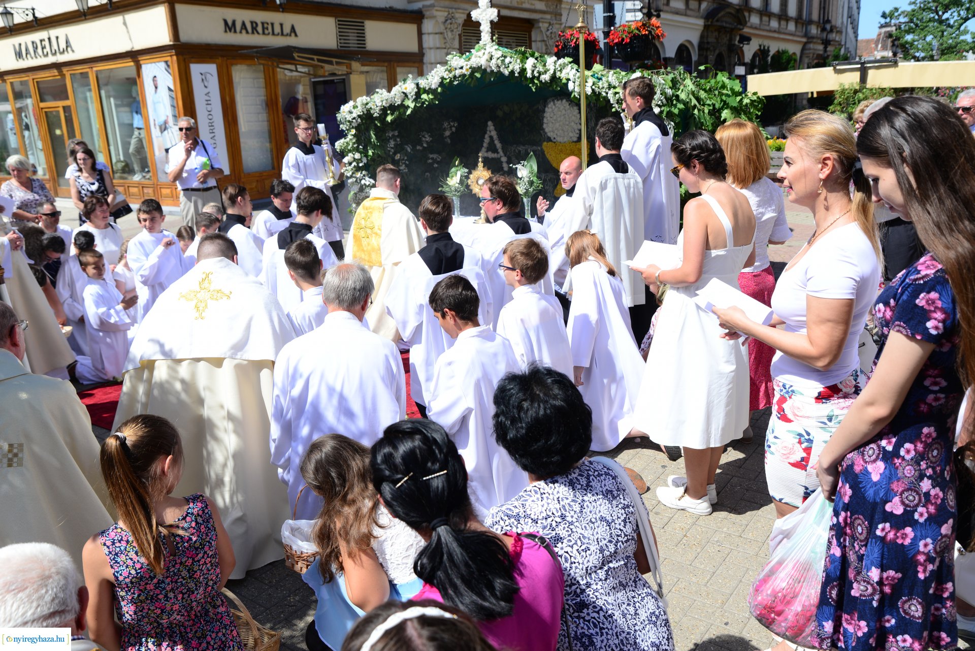 Úrnapi körmenet a Magyarok Nagyasszonya-társszékesegyházból