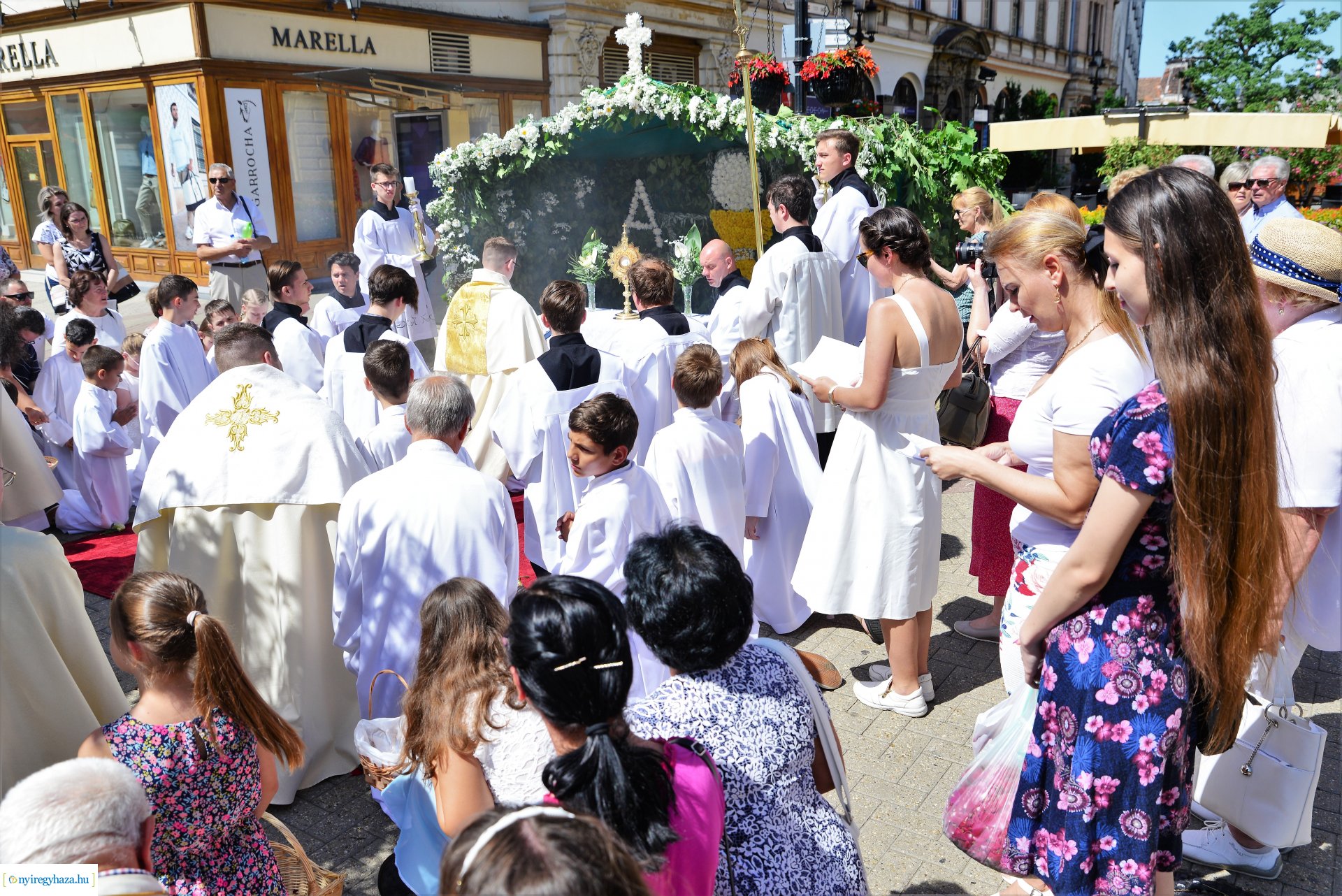 Úrnapi körmenet a Magyarok Nagyasszonya-társszékesegyházból