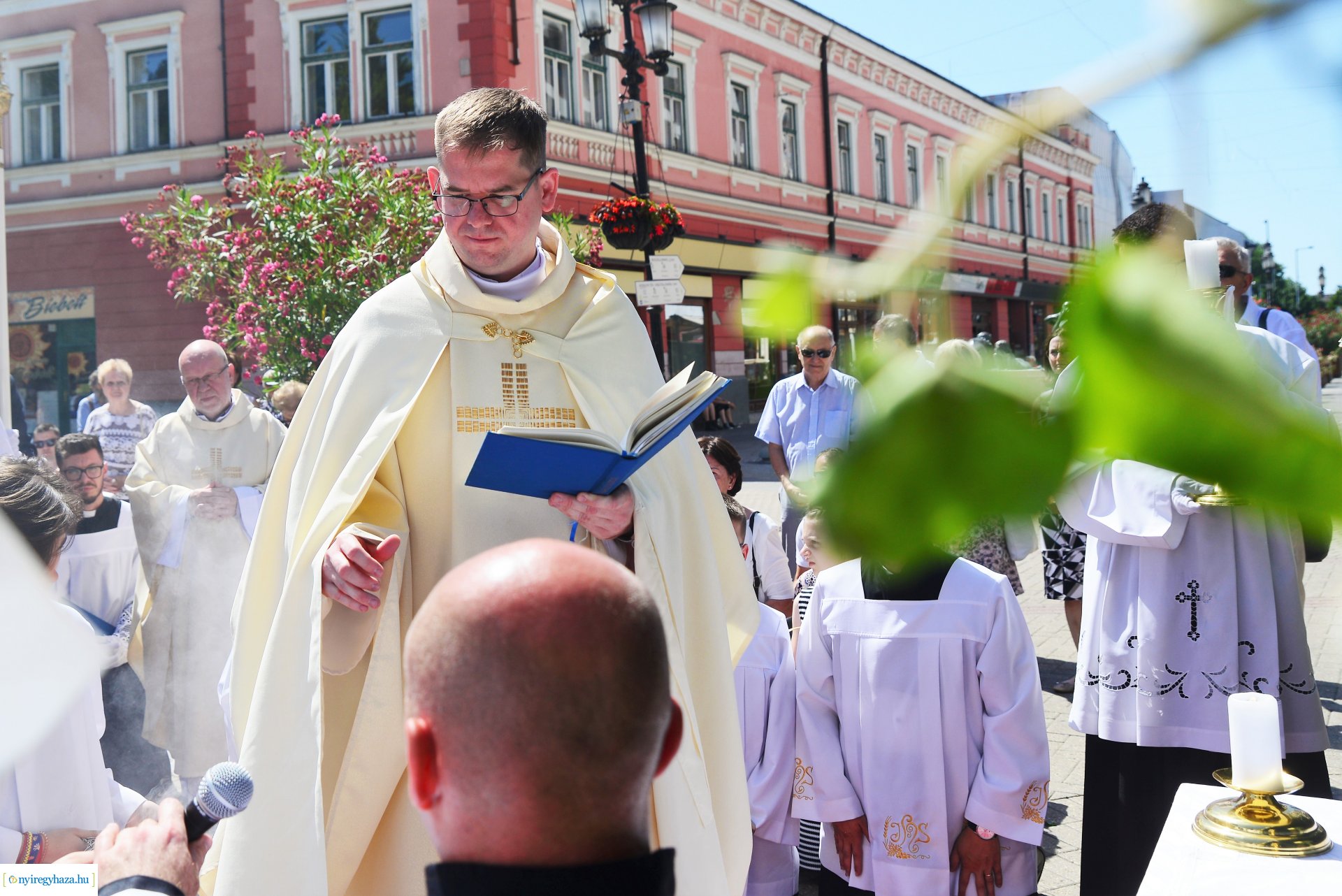 Úrnapi körmenet a Magyarok Nagyasszonya-társszékesegyházból