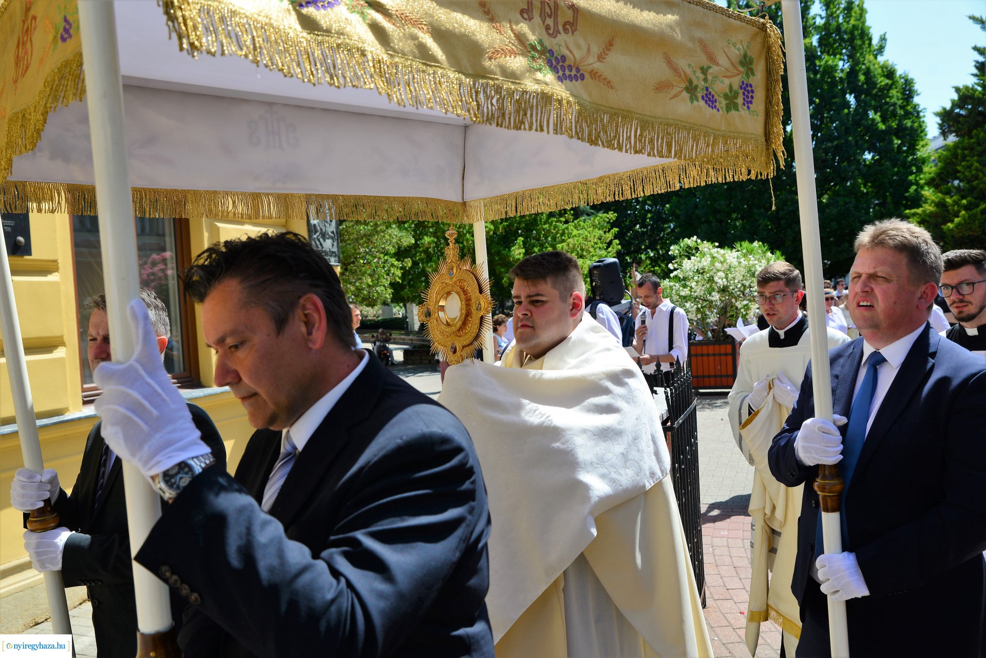 Úrnapi körmenet a Magyarok Nagyasszonya-társszékesegyházból