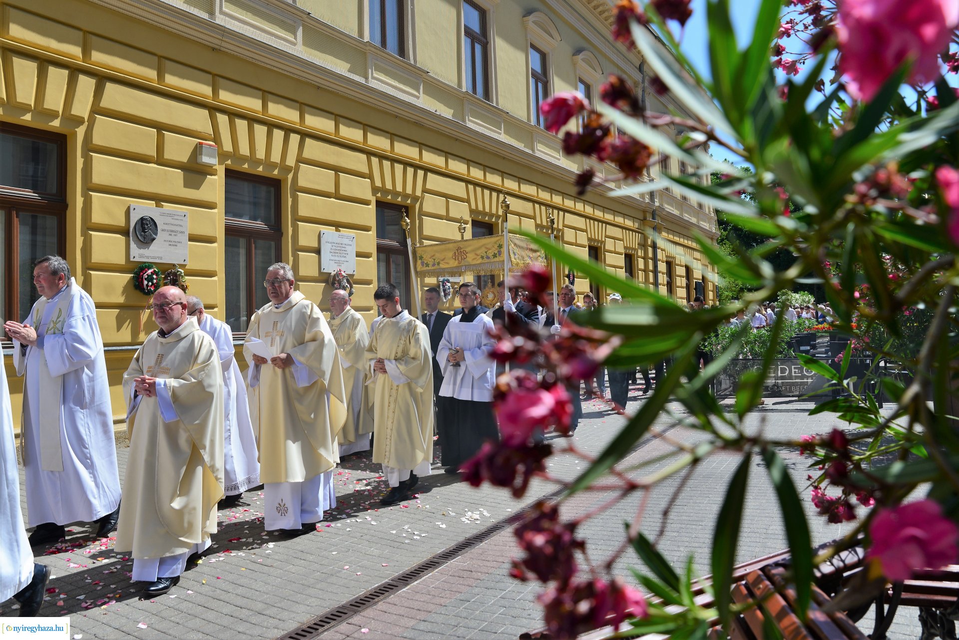 Úrnapi körmenet a Magyarok Nagyasszonya-társszékesegyházból