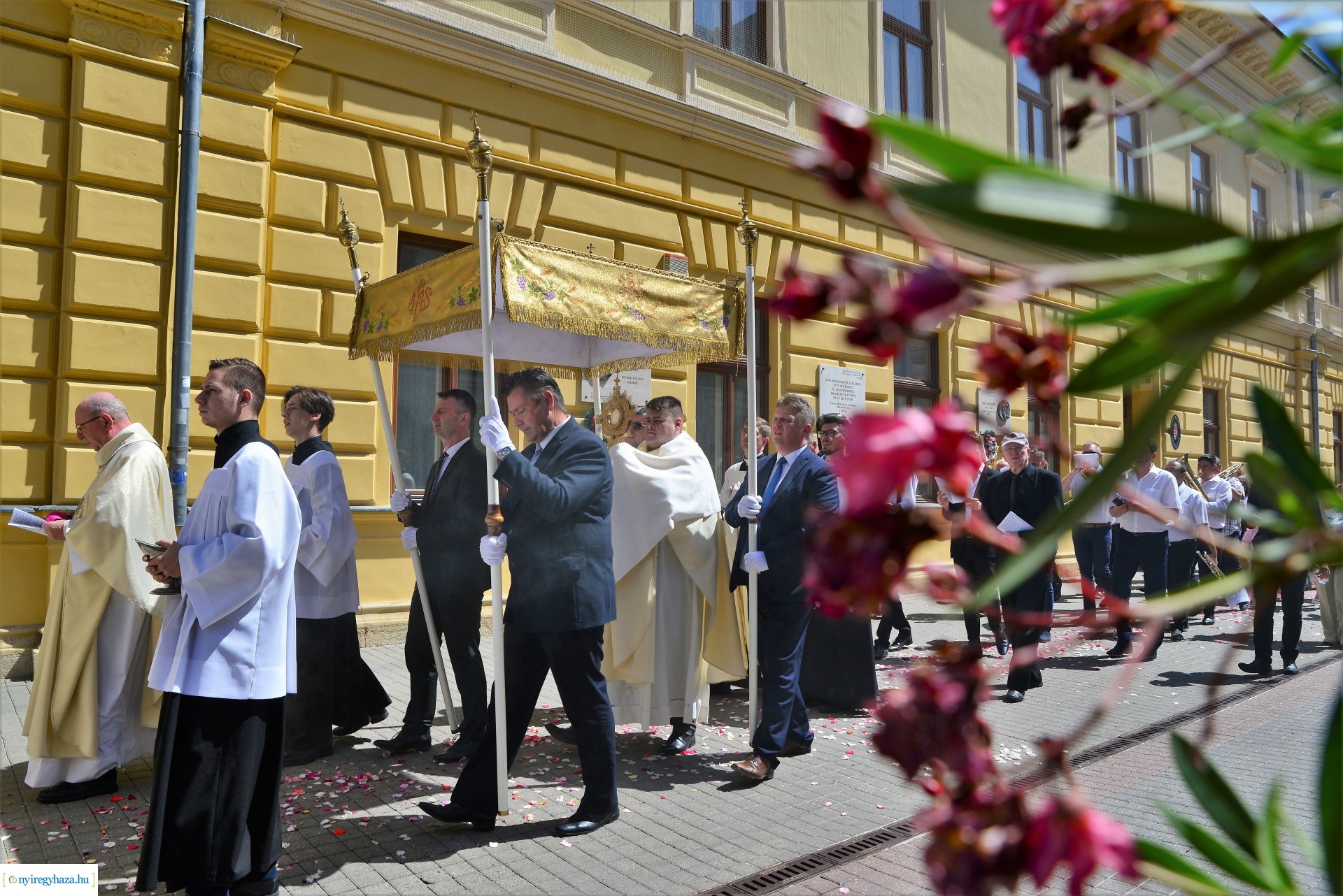 Úrnapi körmenet a Magyarok Nagyasszonya-társszékesegyházból