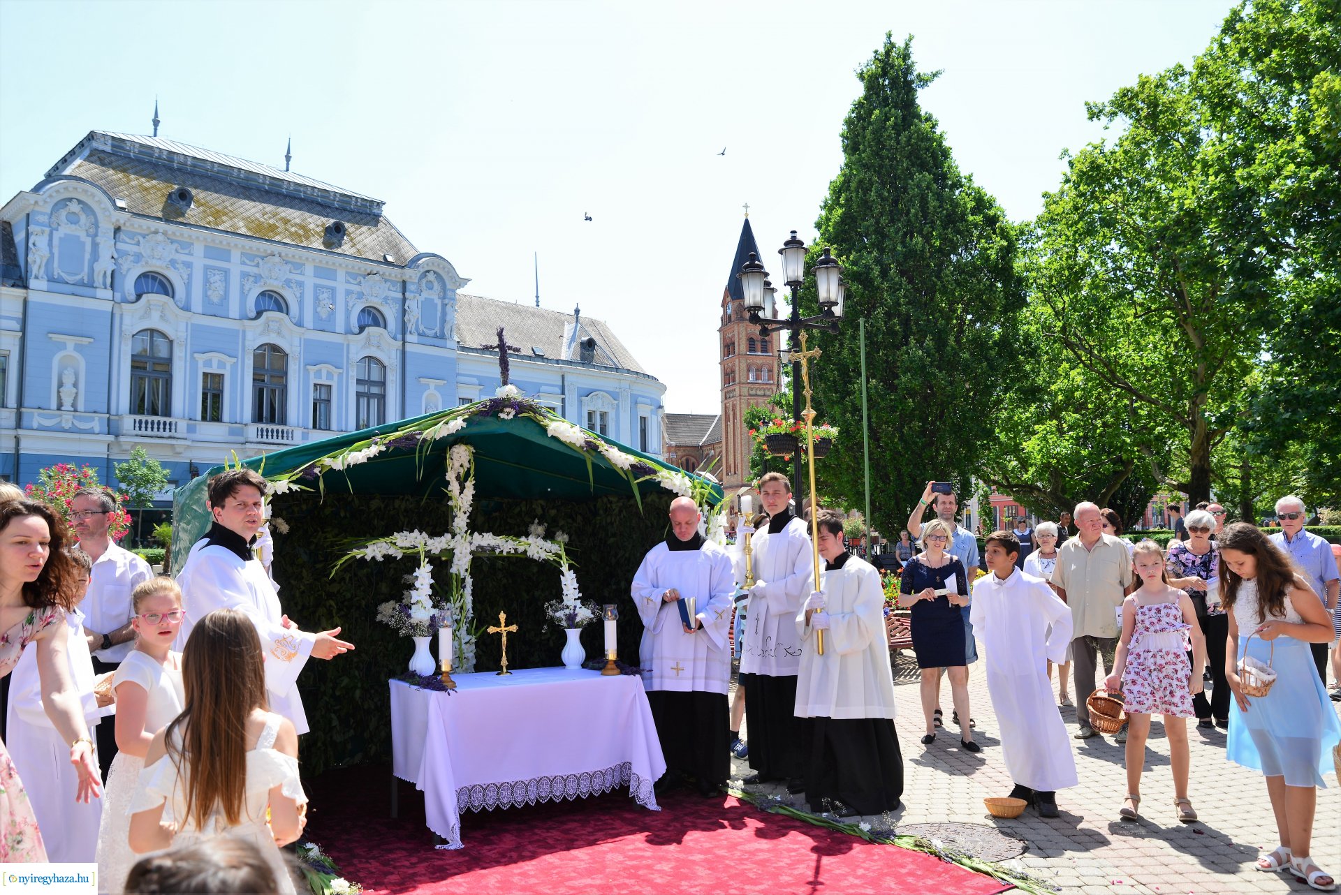 Úrnapi körmenet a Magyarok Nagyasszonya-társszékesegyházból