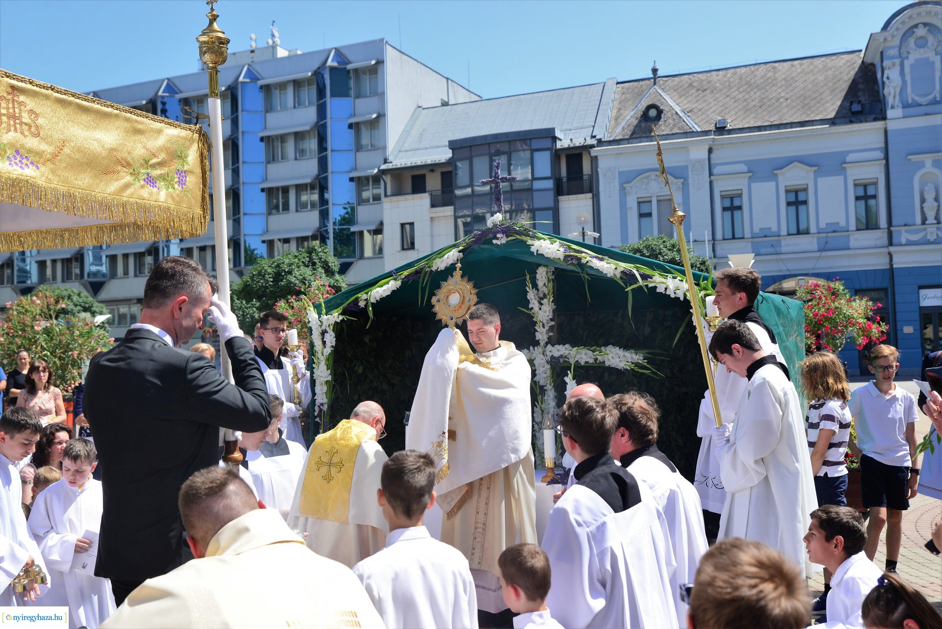 Úrnapi körmenet a Magyarok Nagyasszonya-társszékesegyházból