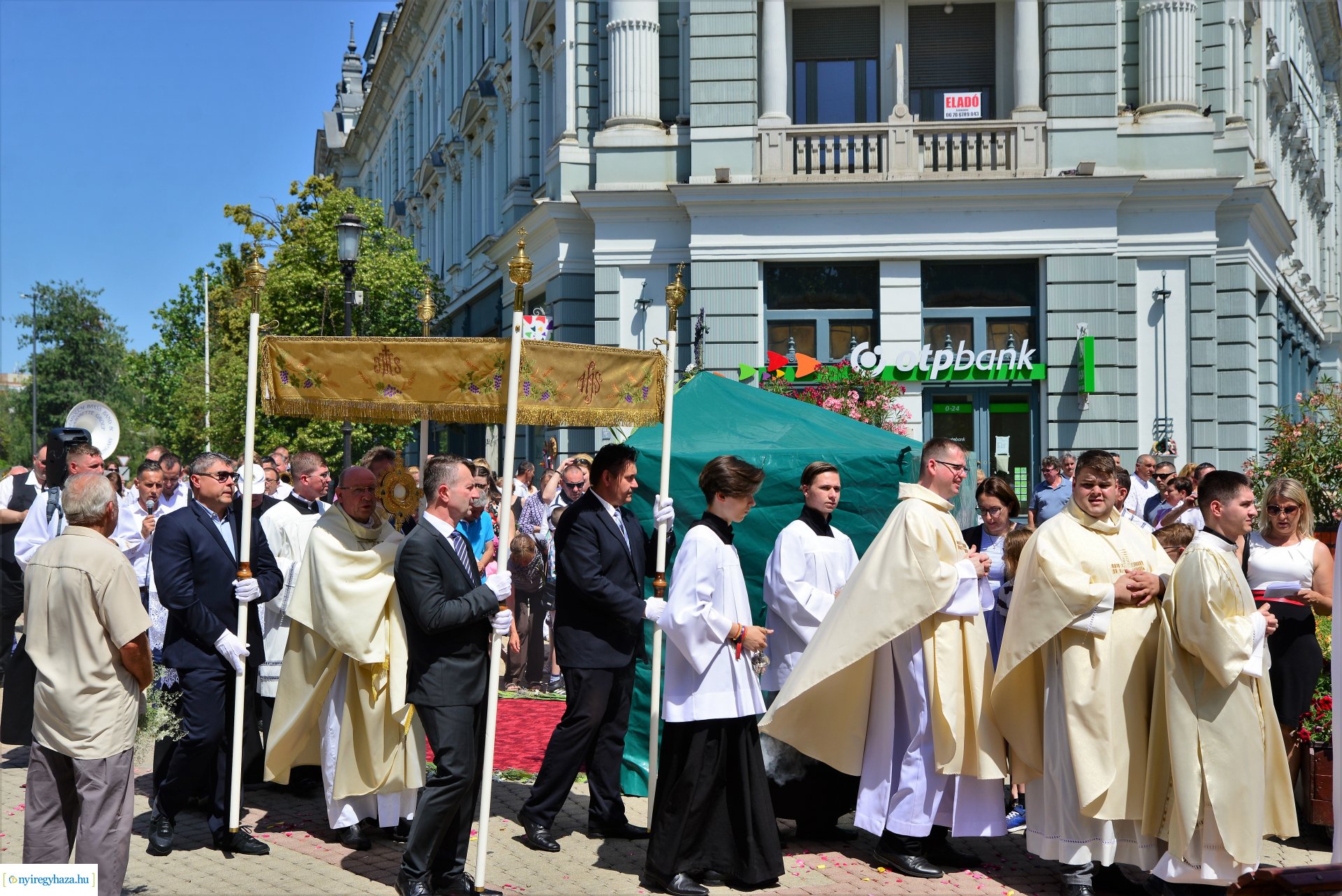 Úrnapi körmenet a Magyarok Nagyasszonya-társszékesegyházból