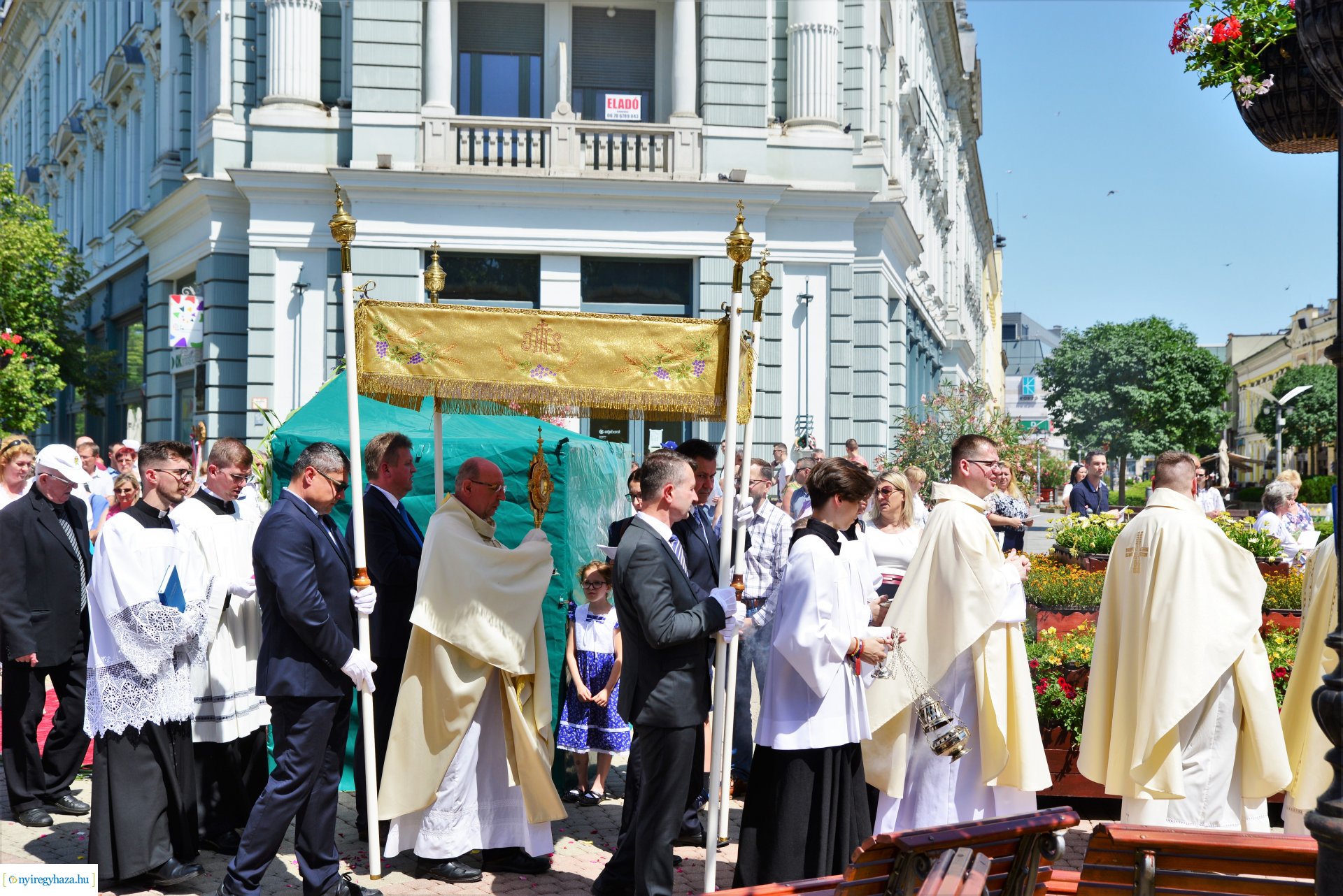 Úrnapi körmenet a Magyarok Nagyasszonya-társszékesegyházból