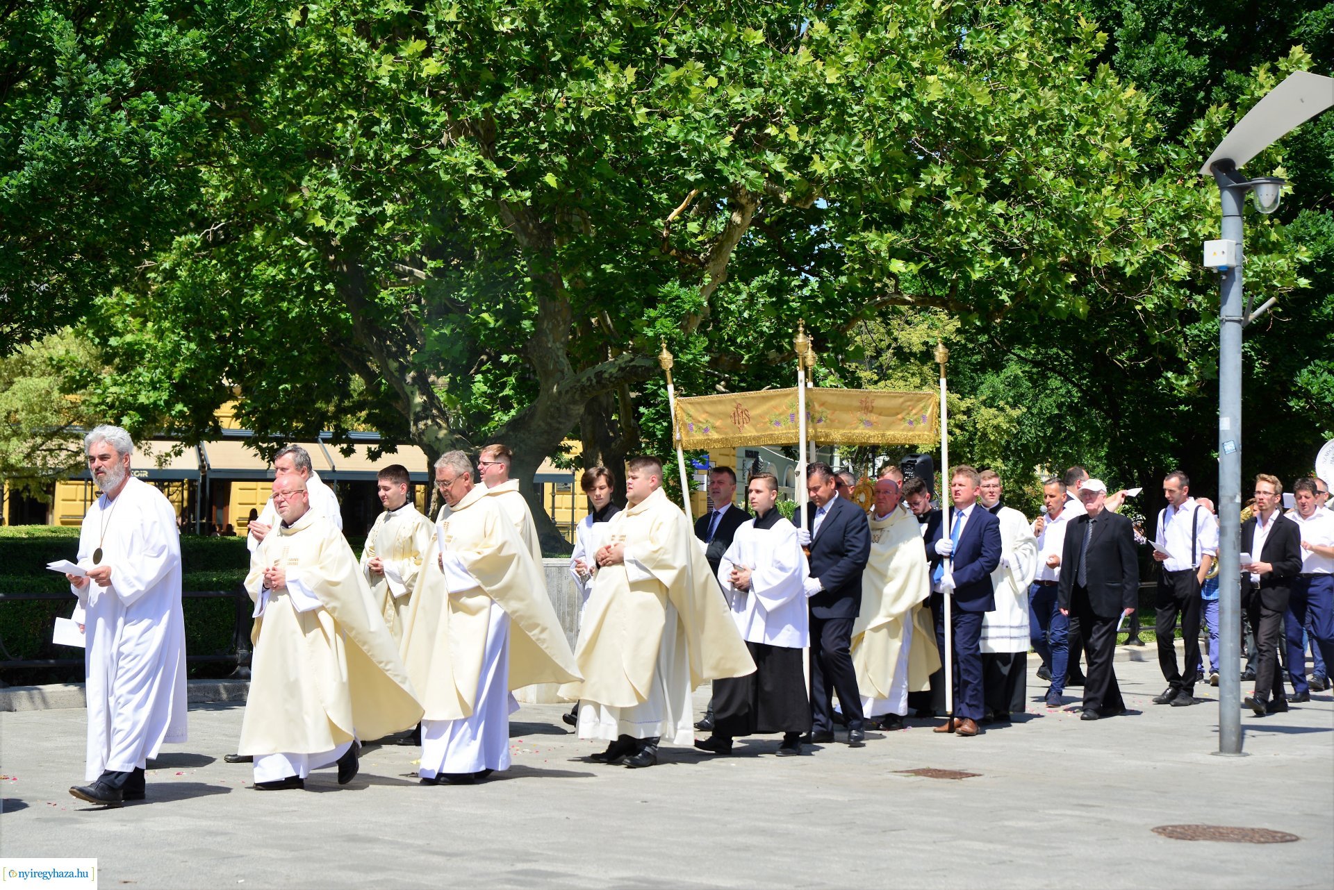 Úrnapi körmenet a Magyarok Nagyasszonya-társszékesegyházból