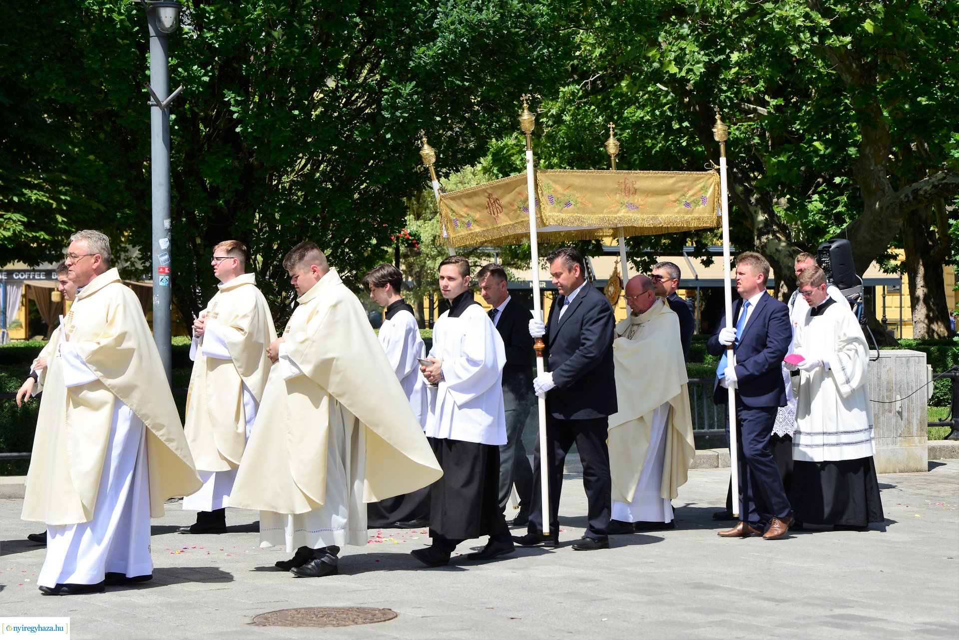 Úrnapi körmenet a Magyarok Nagyasszonya-társszékesegyházból