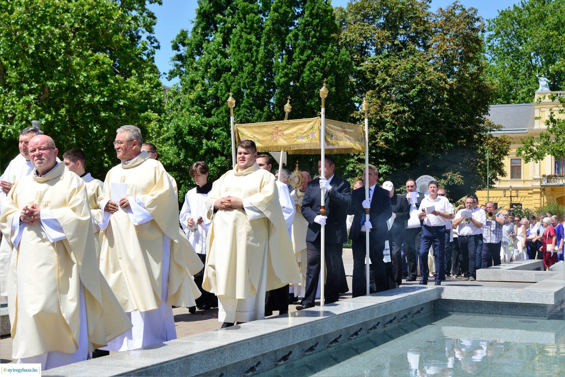 Úrnapi körmenet a Magyarok Nagyasszonya-társszékesegyházból