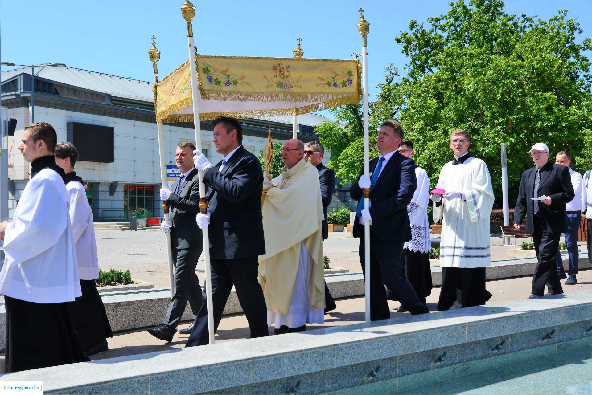 Úrnapi körmenet a Magyarok Nagyasszonya-társszékesegyházból