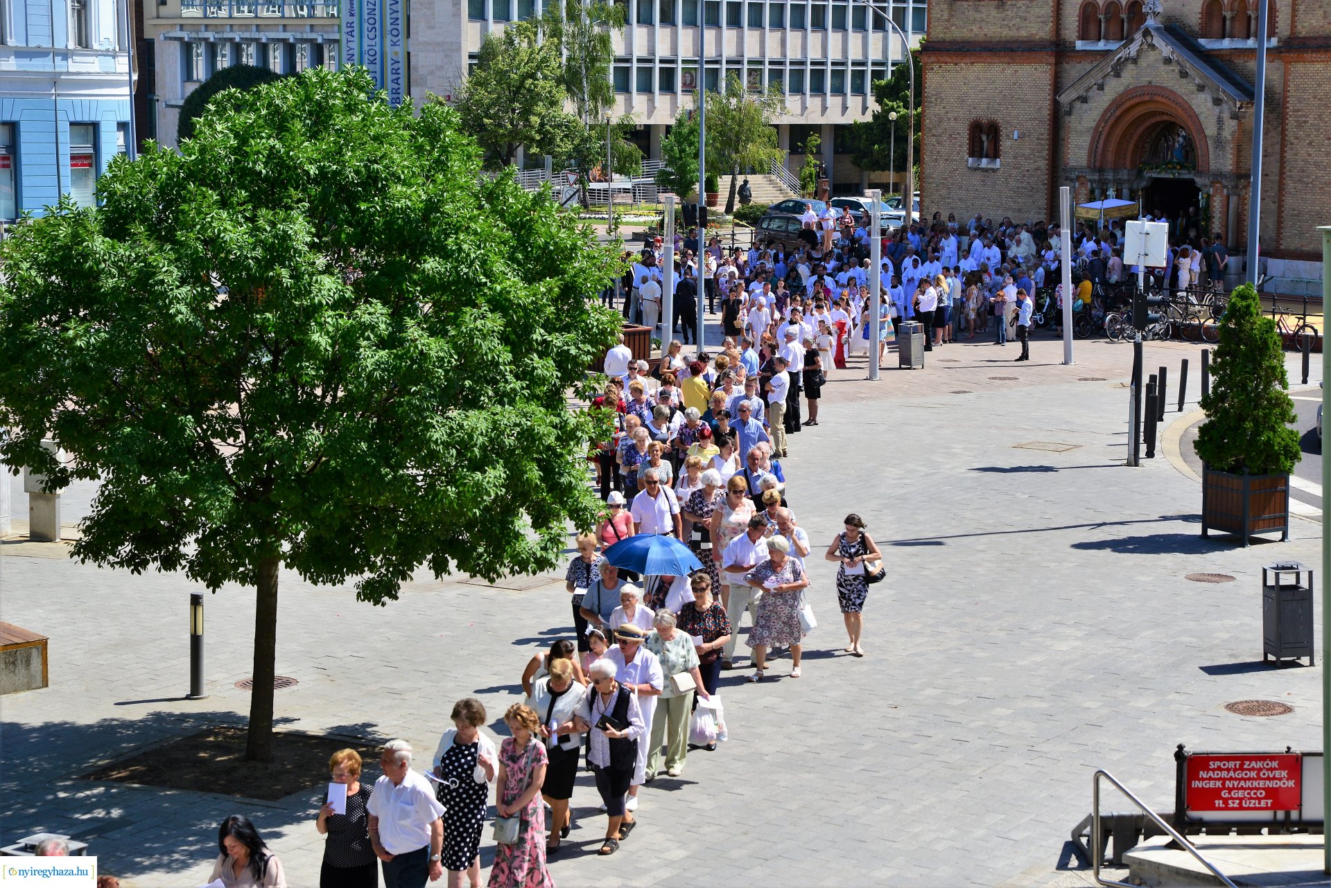 Úrnapi körmenet a Magyarok Nagyasszonya-társszékesegyházból