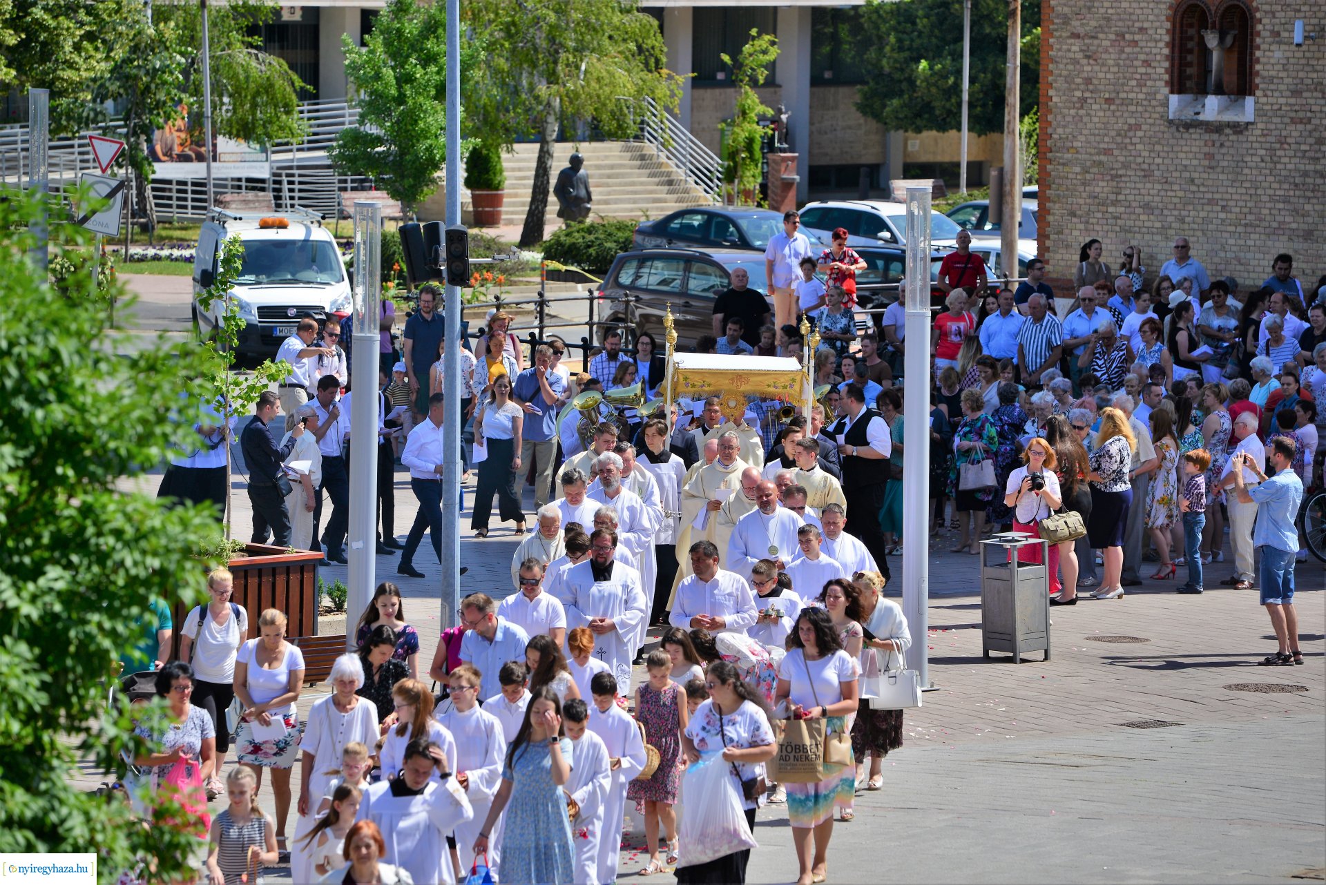 Úrnapi körmenet a Magyarok Nagyasszonya-társszékesegyházból