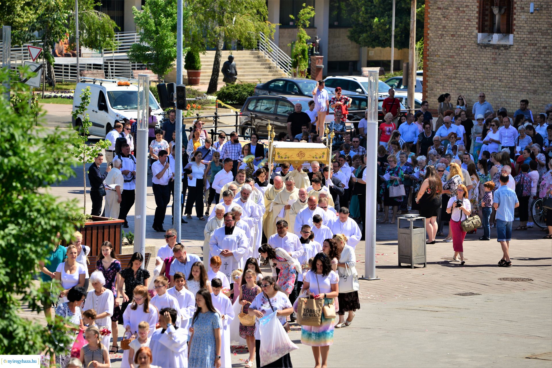 Úrnapi körmenet a Magyarok Nagyasszonya-társszékesegyházból