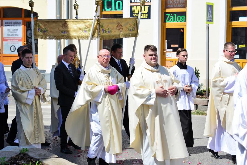 Úrnapi körmenet a Magyarok Nagyasszonya-társszékesegyházból