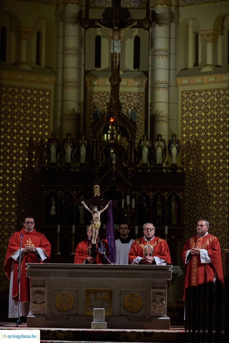 Urunk szenvedésének ünneplése Nagypénteken