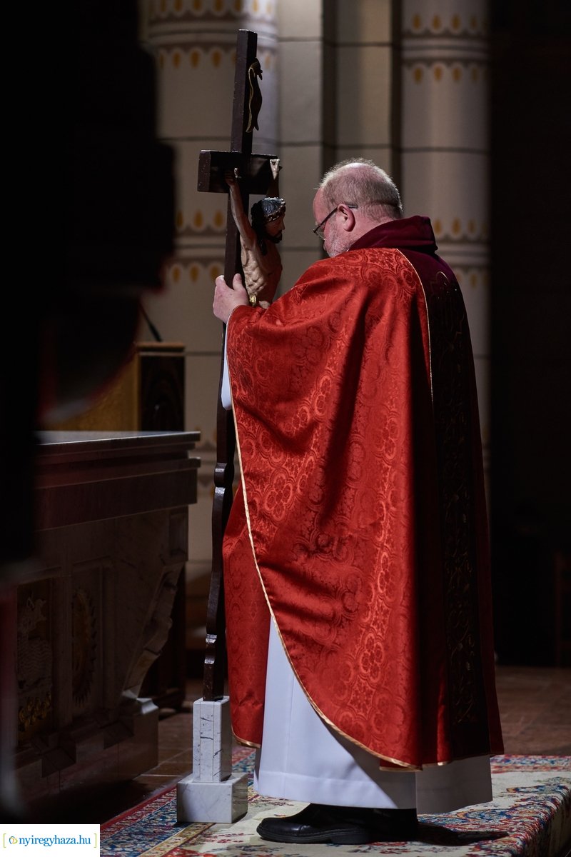Urunk szenvedésének ünneplése Nagypénteken
