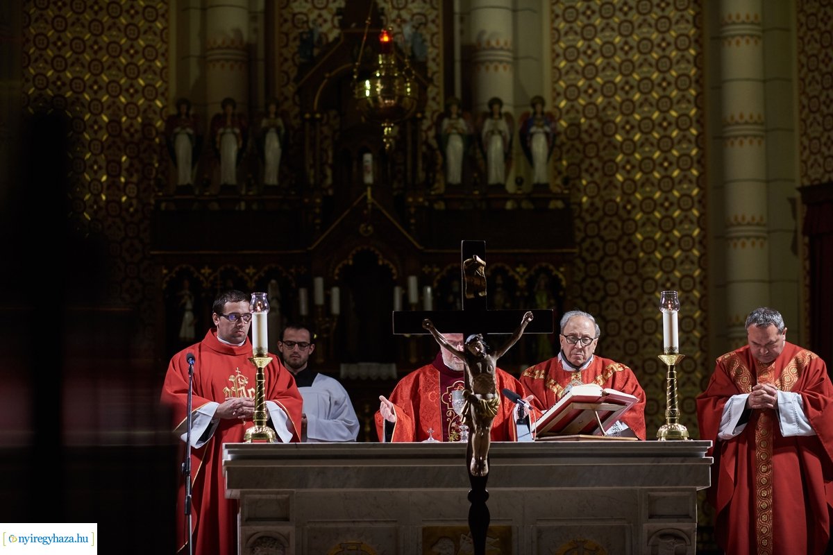 Urunk szenvedésének ünneplése Nagypénteken