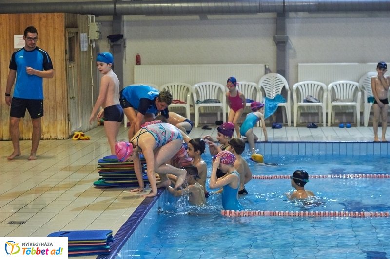 Úszni jó program az Arany iskolában 