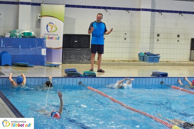Úszni jó program az Arany iskolában 
