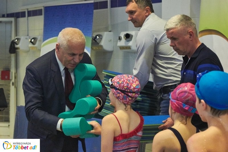 Úszni jó program az Arany iskolában 