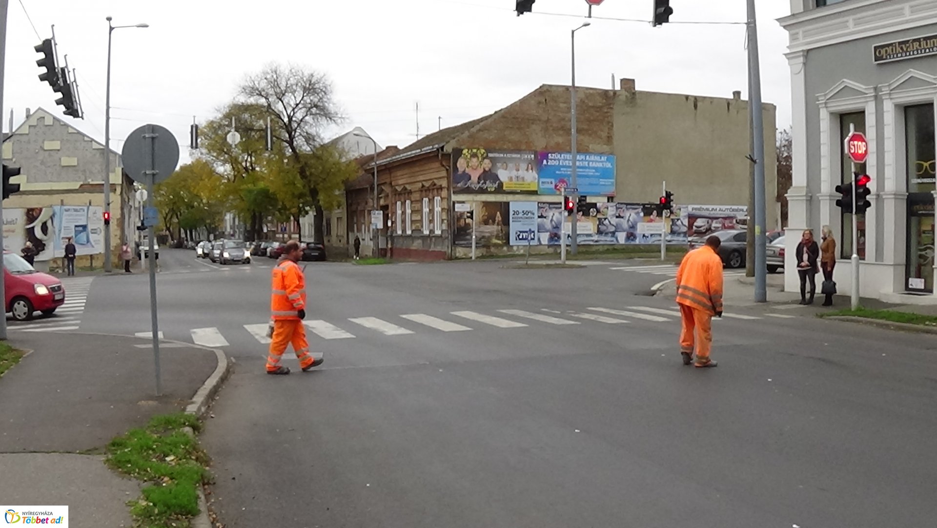 Útburkolati jelek festését végzik a Bocskai utcán