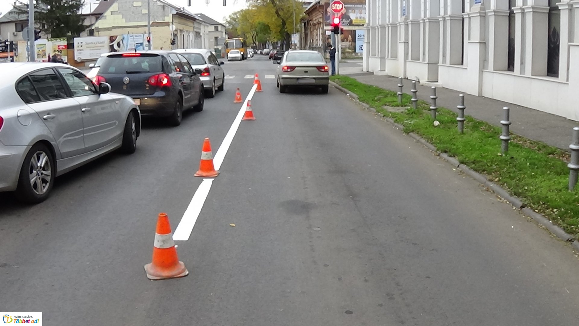 Útburkolati jelek festését végzik a Bocskai utcán