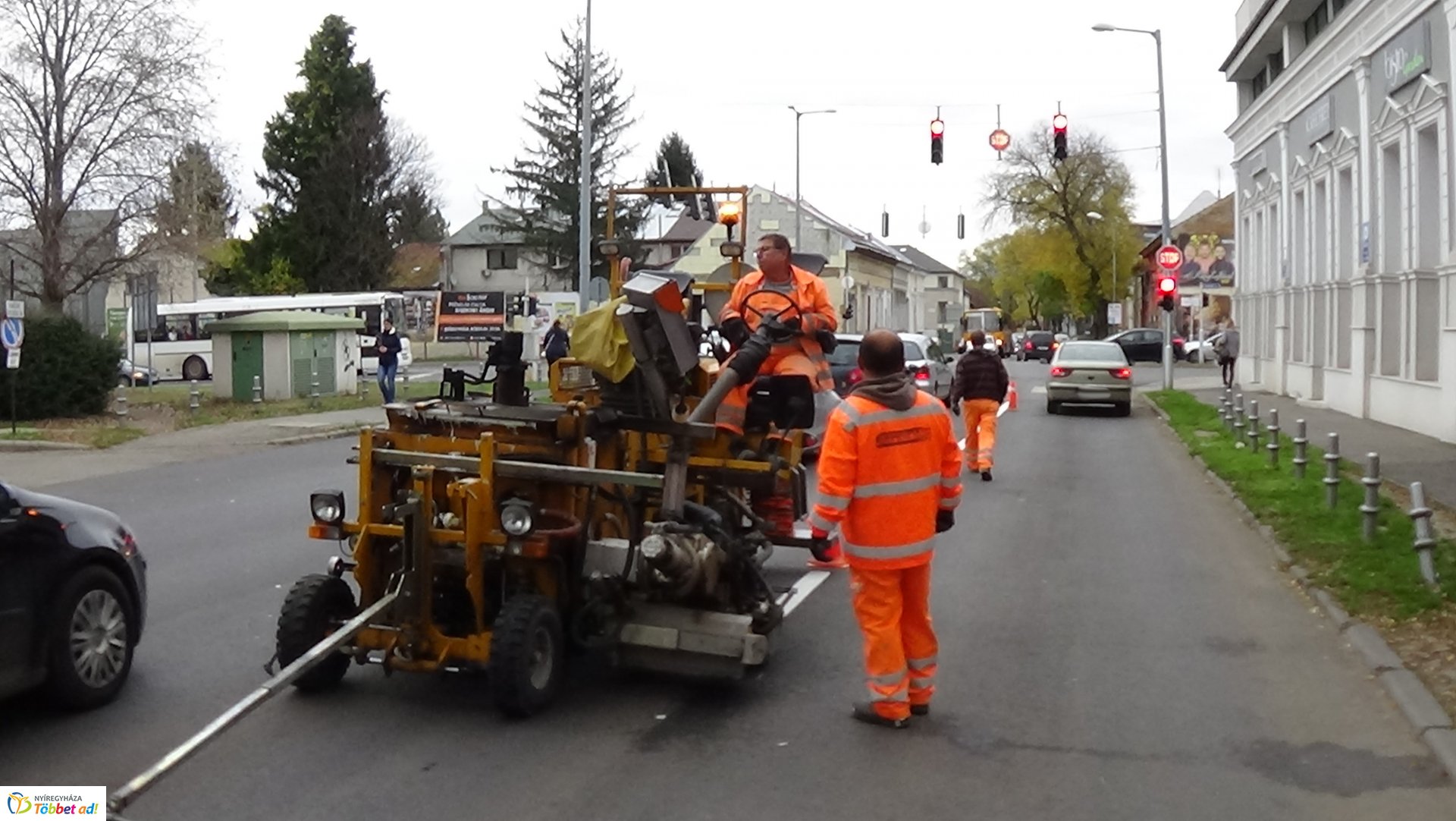 Útburkolati jelek festését végzik a Bocskai utcán