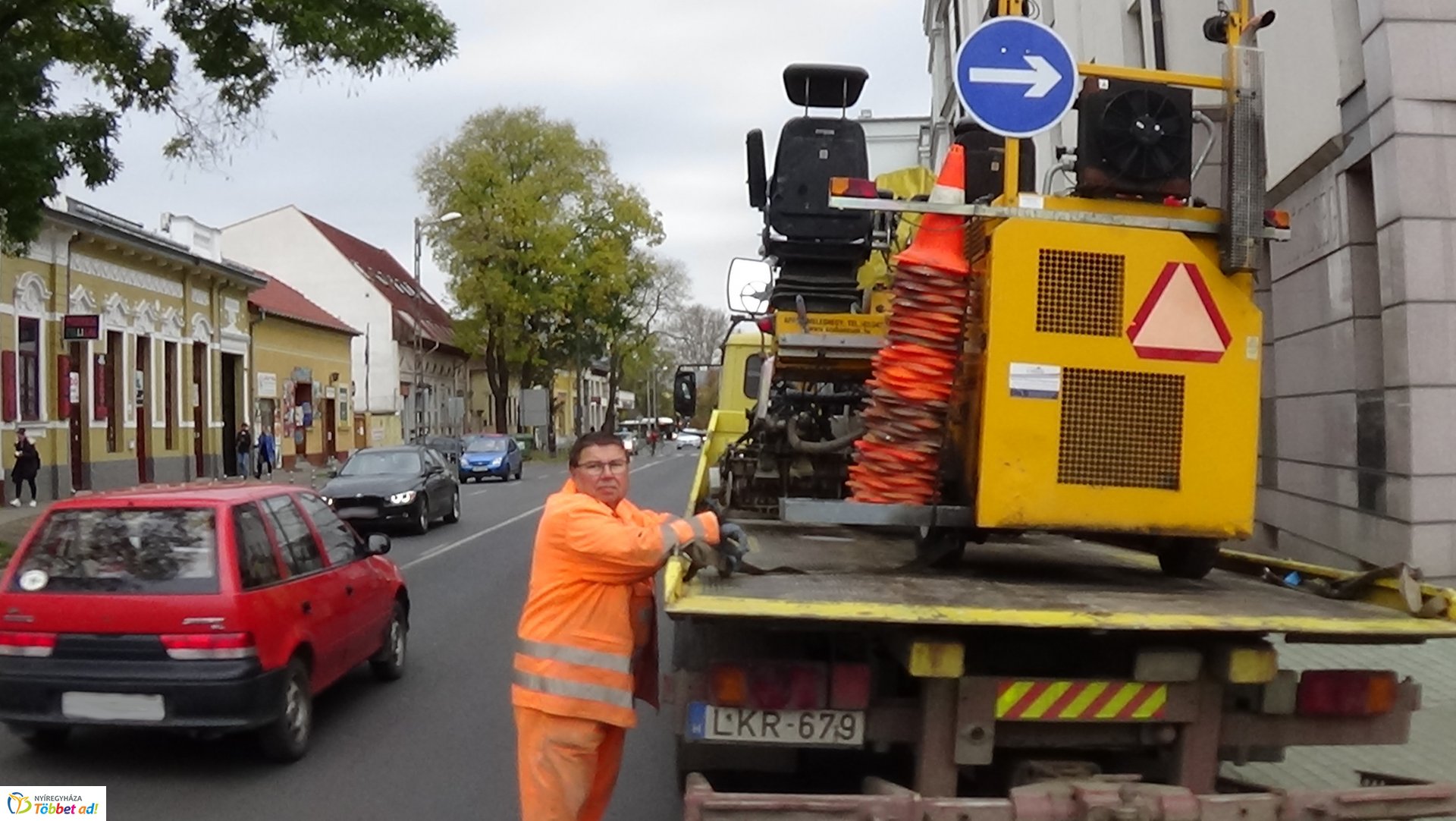 Útburkolati jelek festését végzik a Bocskai utcán