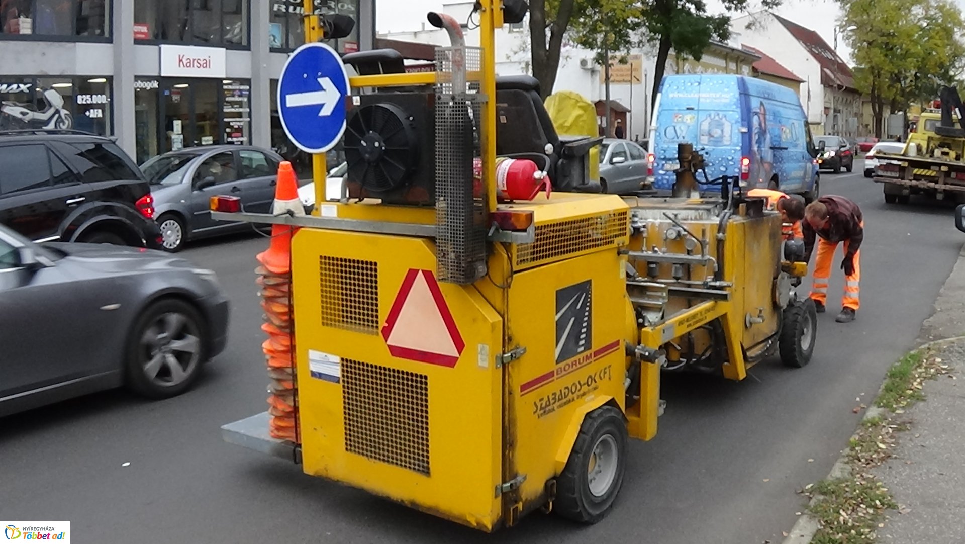Útburkolati jelek festését végzik a Bocskai utcán