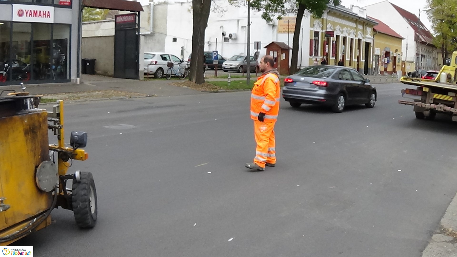 Útburkolati jelek festését végzik a Bocskai utcán